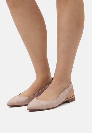 Bailarinas BEIGE con un acabado texturizado, punta afilada y diseño de talón abierto. Suela ligera y correa en el tobillo para un ajuste seguro.