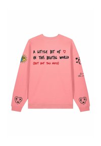 Roze dukserica s dugim rukavima; sadrži tekst i grafike, uključujući dizajn sunca i srce s suzama na rukavima.