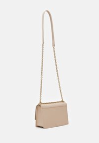 Borsa a tracolla in finta pelle beige con design strutturato, tracolla in catena dorata e texture liscia. Presenta un semplice pattina e nessun dettaglio hardware visibile.