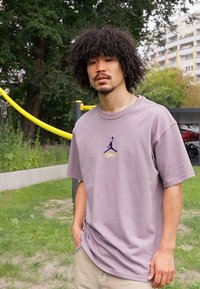 Nike Performance NBA LOS ANGELES LAKERS JORDAN STATEMENT TEE - Marškinėliai su spaudiniu - purple smoke