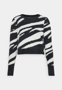 Pull noir et blanc raccourci avec une texture duveteuse, des manches longues et un motif de rayures zèbre sur le tissu.