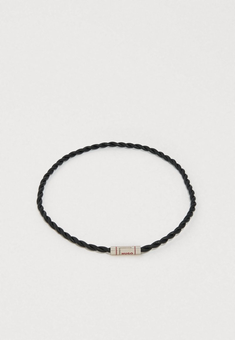 Sort snoet armbånd med metal lukning med sølv- og rødt accent, fremstillet af syntetisk materiale for fleksibilitet og holdbarhed.