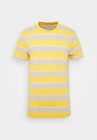 Camiseta de rayas amarillas y beige con escote redondo y mangas cortas, que presenta rayas anchas y estrechas alternas. Textura de tela suave.