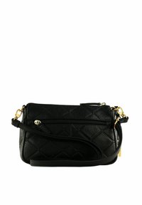 Bolso cruzado de cuero negro con un patrón de diamantes texturizado, acentos de hardware dorado, cierre de cremallera y correa ajustable. Forma compacta y rectangular.