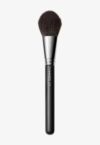 Pincel de maquillaje negro con cerdas densas y suaves; virola plateada brillante; mango negro mate elegante; etiquetado como "M∙A∙C 127S."