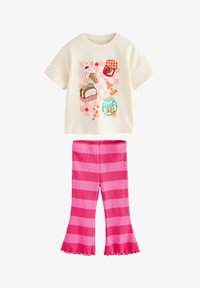 Nem kiválasztott, pink padded picnic characters