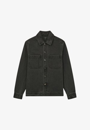 Tamsiai pilka džinsinė striukė su apykakle, priekyje užsegama mygtukais ir dviem krūtinės kišenėmis. Turi ilgus rankovės ir laisvo stiliaus dizainą.