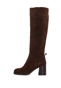 Knee-high, ciemno-brązowy zamszowy but z zaokrąglonym noskiem i blokowym obcasem, z pętlą do zdejmowania z tyłu.