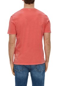 s.Oliver MIT GARMENT DYE - T-shirt print - koralle