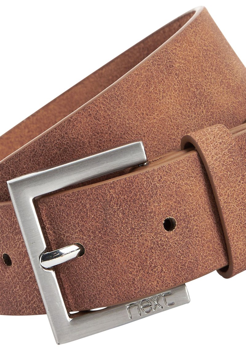 Ceinture en cuir marron avec une finition texturée, une boucle rectangulaire en argent et des trous de perforation visibles pour les ajustements. Logo de la marque gravé sur la boucle.