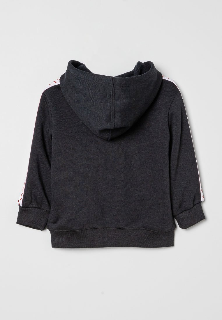 Felpa con cappuccio nera in un tessuto testurizzato. Presenta accenti a strisce bianche e rosa sulle maniche e un orlo arrotondato.