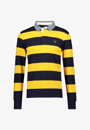 Camisa polo de manga larga a rayas en navy y amarillo, con un cuello gris y un pequeño logo bordado en el lado izquierdo del pecho.