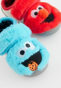 Next MUTED  - Čības - red blue