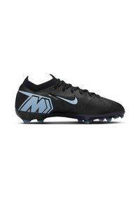 Botas de fútbol negras con acentos azules, con una parte superior sintética texturizada, cierre de cordones y clavos de goma resistentes para mayor agarre.