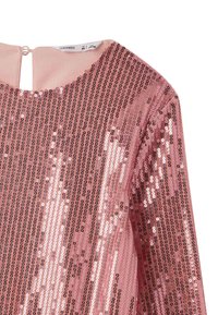 Abito rosa di paillettes con scollatura rotonda e maniche corte. Presenta una base in tessuto morbido decorata con paillettes lucide e sovrapposte.