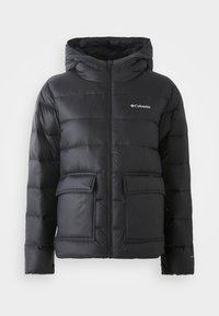 Svart boblejakke laget av syntetisk materiale, med glidelås foran, hette og to store frontlommer. Litt glinsende tekstur, quiltet design.