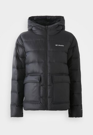 Chaqueta de abrigo negra hecha de material sintético, con cierre de cremallera en frente, capucha y dos grandes bolsillos delanteros. Textura ligeramente brillante y diseño acolchado.
