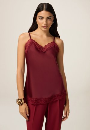 Burgunderfarbenes Satin-Camisole mit Spitze, verstellbaren Trägern, glatter Textur und floralen Spitzelementen am Ausschnitt und Saum.
