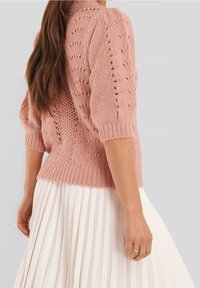 NA-KD Sweter