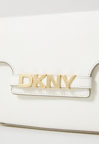 DKNY AVRIL CROSSBODY - Taška s příčným popruhem - marshmallow