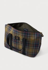 Grande mala retangular com fecho e padrão de tartã multicolorido, alças pretas e patch do logótipo Barbour na frente.
