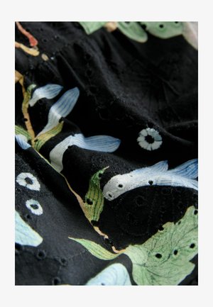 Țesătură neagră cu un model floral în nuanțe de verde și albastru, accentuată de detalii brodate și tăieturi cu ochiuri, oferind un aspect texturat.