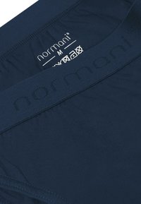 Herrenunterwäsche in Marineblau mit glatter Textur, versehen mit einem weichen Bund, der innen mit "normani" und der Größe "M" bedruckt ist.