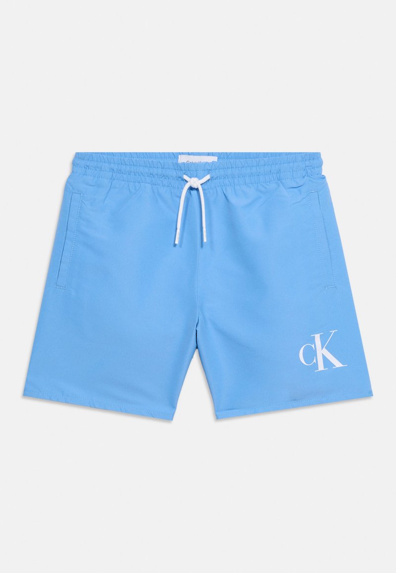 Ανοιχτό μπλε μαγιό βερμούδα με λευκή κορδόνι στη μέση, πλαϊνές τσέπες και λευκό λογότυπο "cK" στο κάτω δεξί πόδι.