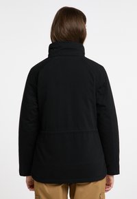 Sort jakke med høj krave og en afslappet pasform. Har raglanærmer og et enkelt design, egnet til afslappet brug.