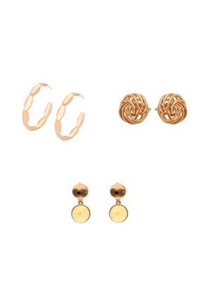 Három pár aranyszínű fülbevaló: ovális láncolt karika, csavart csomó pötty, valamint kerek lemezes csepp formák fehér háttéren.