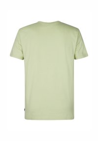 Camiseta de manga corta verde claro, con diseño de cuello redondo, fabricada en algodón suave, con una textura lisa y una pequeña etiqueta de la marca en el dobladillo lateral.
