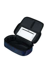 Tužkovník s černým a modrým vzorem se zapínáním na zip, má rozdělený vnitřek a potiskovaný design na vnější straně.