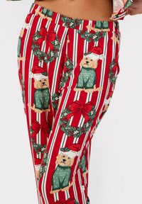 Chelsea Peers CHRISTMAS DOG WREATH PRINT SET - Pigiama - red