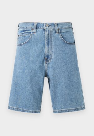 Šviesiai mėlyni džinsiniai šortai su priekine sagute, užtrauktuku, diržo kilpelėmis ir kišenėmis, demonstruojami prieš balto fono foną.