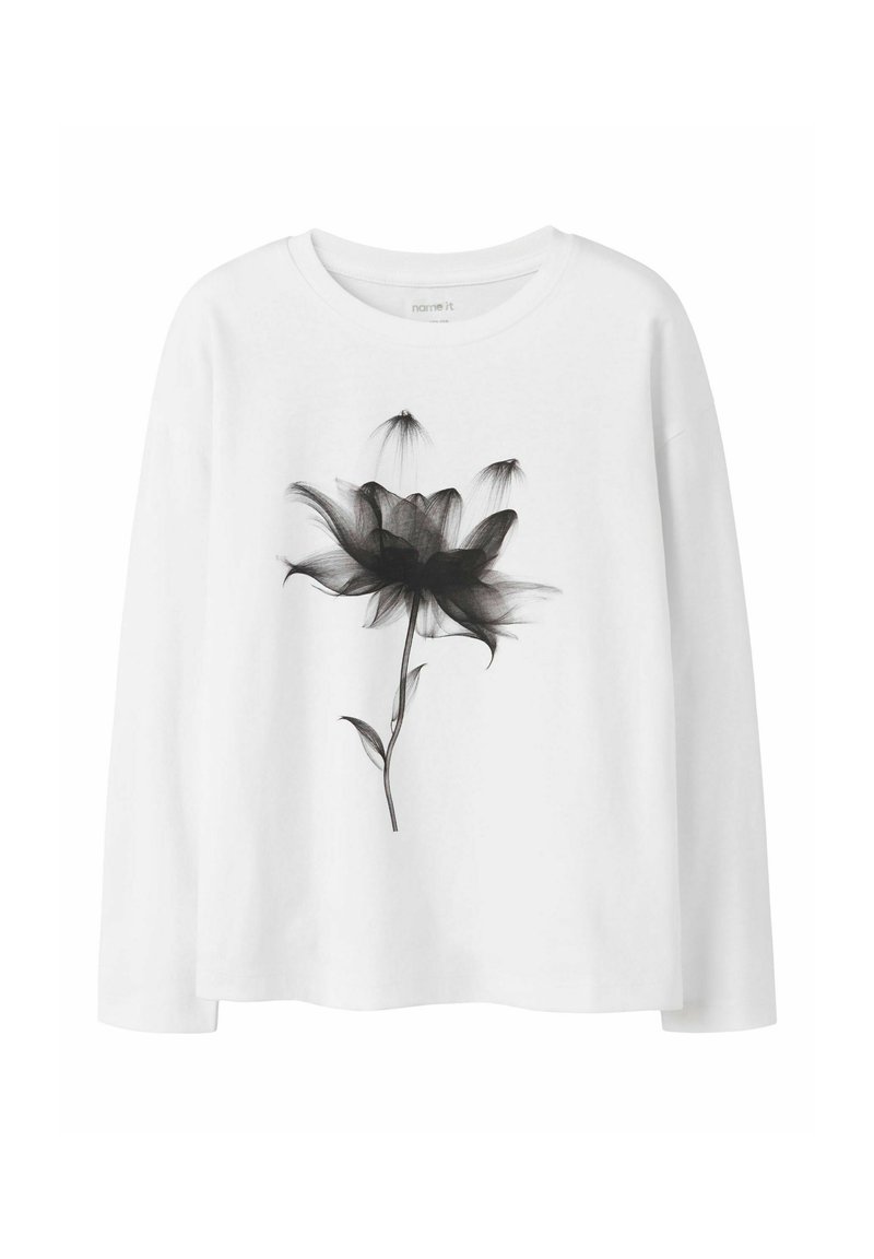 Witte blouse met lange mouwen met een zwart bloemmotief, gekenmerkt door zachte, vloeiende lijnen en details op de bloem en bladeren.