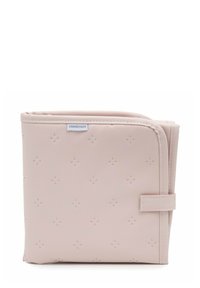 Organizador acolchado de color rosa suave con pequeños patrones de cruz perforados y cierre con correa lateral, etiquetado "cambrass."