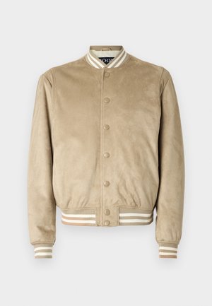 Beige Wildleder-Bomberjacke mit rundem Kragen, Druckknopfverschluss und gerippten, gestreiften Bündchen und Saum in Beige- und Brauntönen.