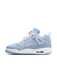 Baskets de sport bleu clair avec accents blancs, en matériau mesh et cuir, panneau latéral texturé, fermeture lacée à l'avant et amorti à air visible.
