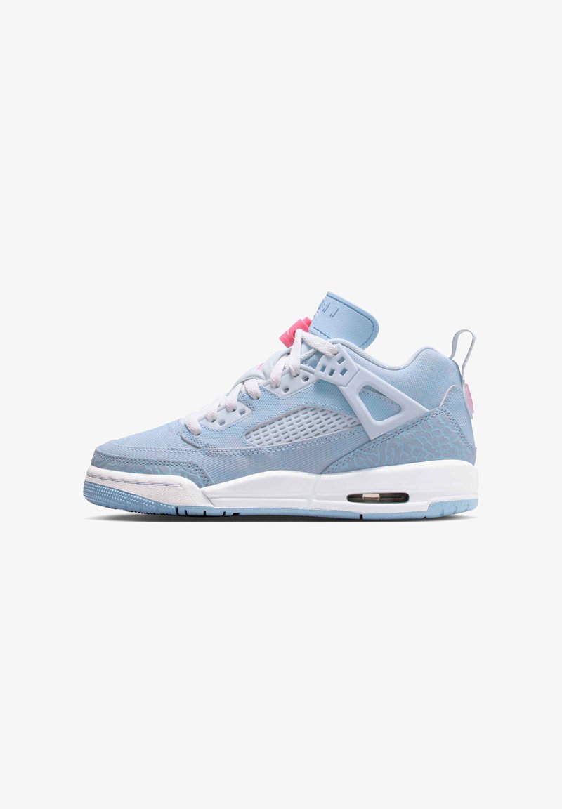 Jasnoniebieski but sportowy z białymi akcentami, wykonany z materiałów siateczkowych i skórzanych, z teksturowanym panelem bocznym, sznurowanym przodem oraz widoczną poduszką powietrzną.