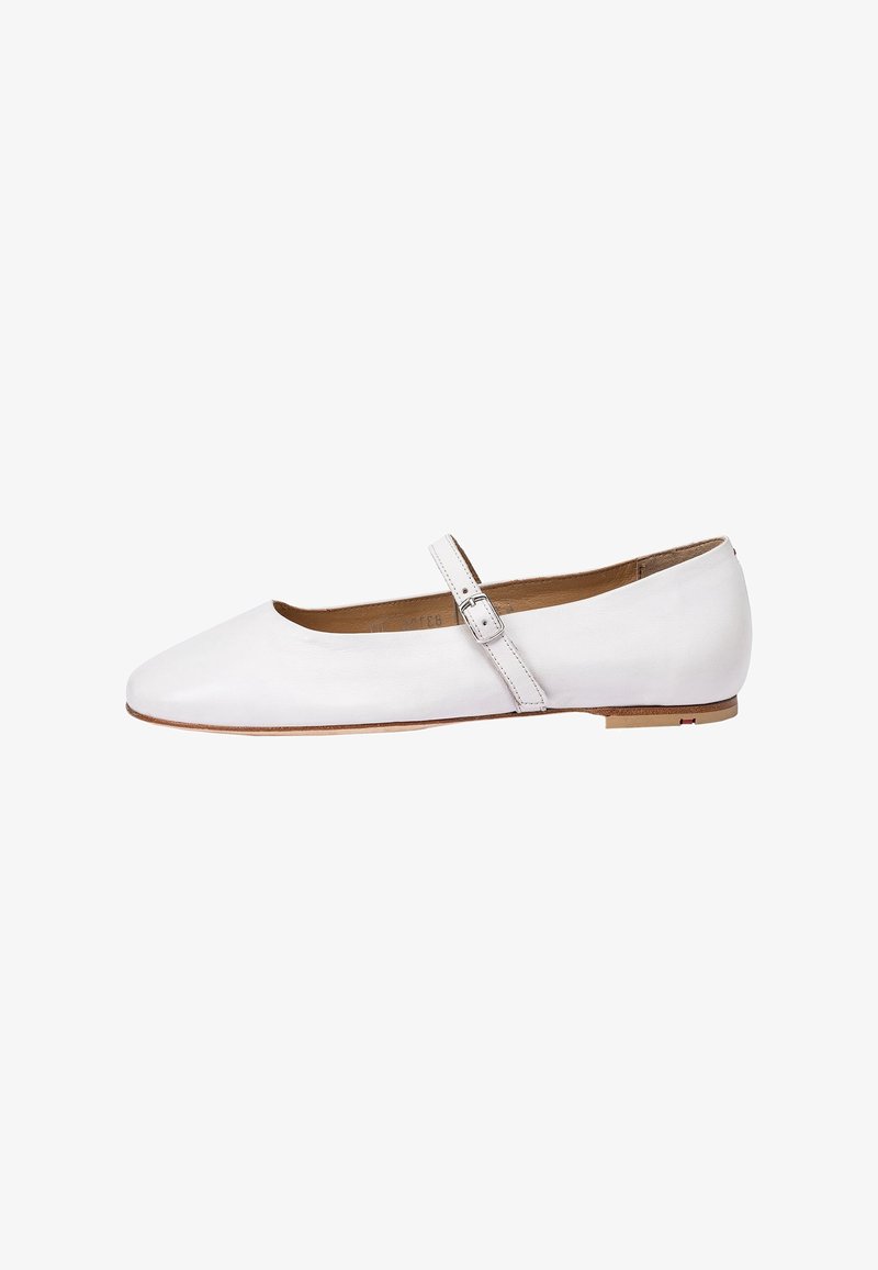 Ballerines blanches en cuir avec un bout pointu, dotées d'une sangle fine et d'une fermeture à boucle. Design minimaliste avec une semelle plate.