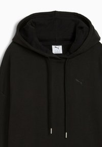 Felpa nera in cotton con tasca a marsupio, cappuccio con coulisse e discreto logo nero sul petto. Tessuto morbido e vestibilità rilassata.