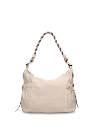 Sac à épaule beige avec une sangle tressée à motifs, des poches latérales, une boucle réglable et un logo "GMV" brodé à l'avant.