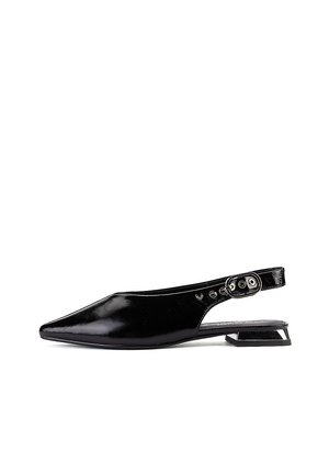 Zapato slingback de piel charol negra con punta afilada, tacón geométrico bajo y correa ajustable con hebilla.