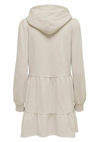 Vestido sudadera con capucha en color beige, de mangas largas, con puños ajustados y un diseño en capas en el dobladillo. Textura de tela suave y lisa.