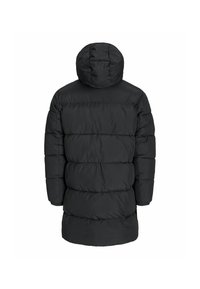 Parka negra acolchada con capucha, que presenta secciones acolchadas, mangas largas y puños elásticos. La tela parece suave y ligera.