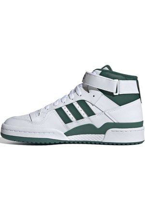Zapatillas blancas de caña alta con acentos verdes, que cuentan con un upper de cuero, diseño de tres franjas, collar acolchado y suela de goma texturizada.
