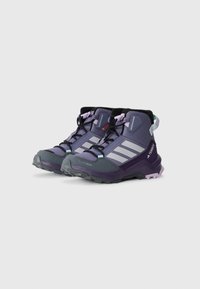 Bottes de randonnée violettes avec des accents gris, offrant un soutien aérien élevé et une semelle en caoutchouc. Les caractéristiques incluent des lacets, trois bandes blanches et des panneaux texturés.