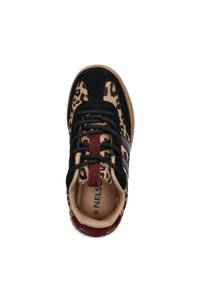 Kindersneaker met luipaardprint stof, zwarte suède accenten, bordeauxrode strepen, zwarte veters en beige binnenkant, maat 30.