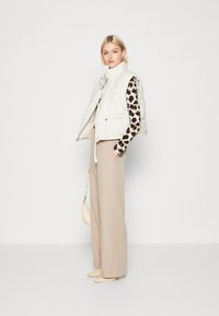 Pieces BOZZY HW WIDE PLAIN  - Hlače - silver mink