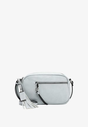 Sac bandoulière rectangulaire gris clair avec poche zippée à l'avant, tirette de fermeture éclair noire, et pompon décoratif sur une sangle réglable.